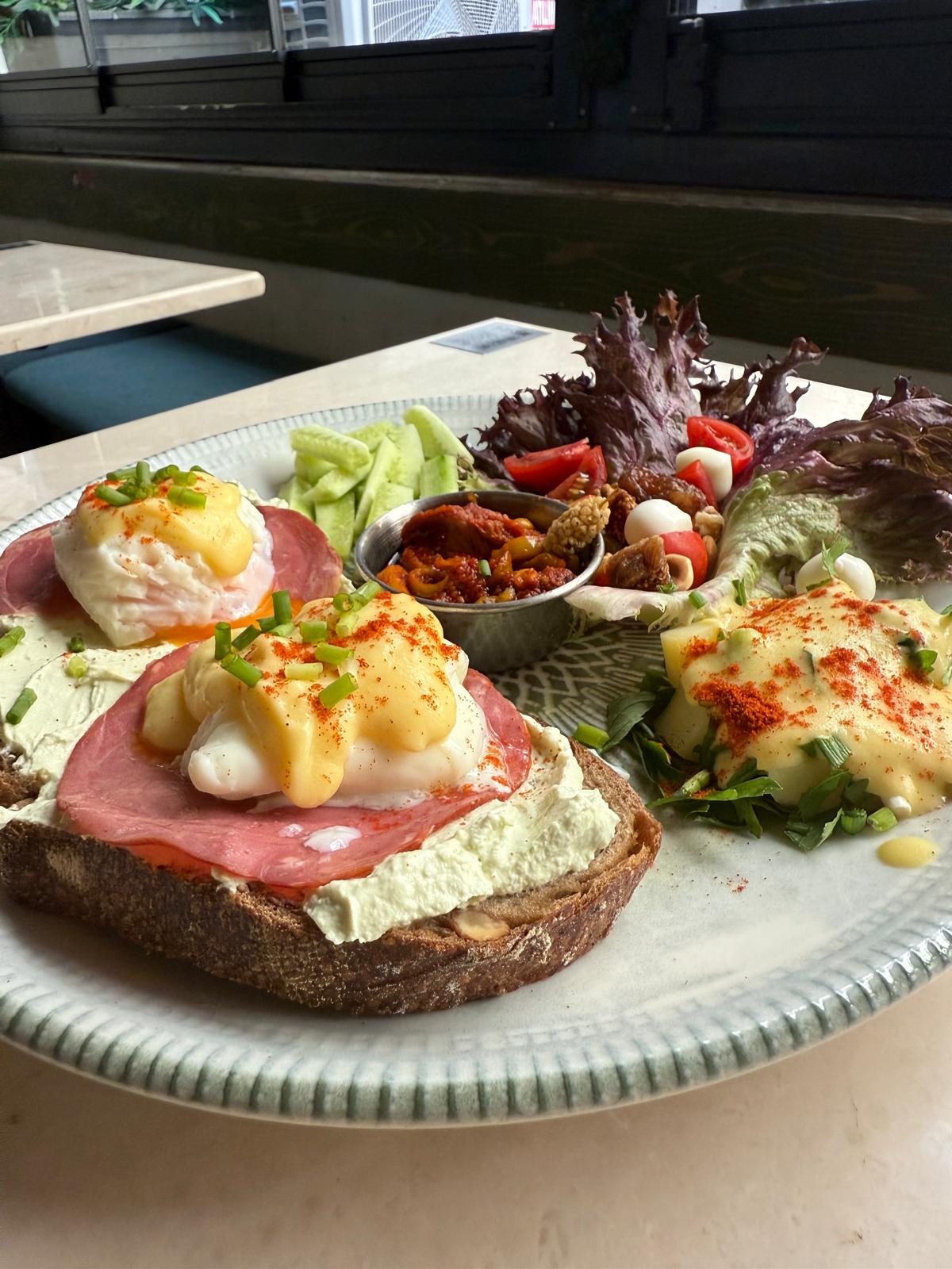 Ekmek Üstü 4 ( Egg Benedict )