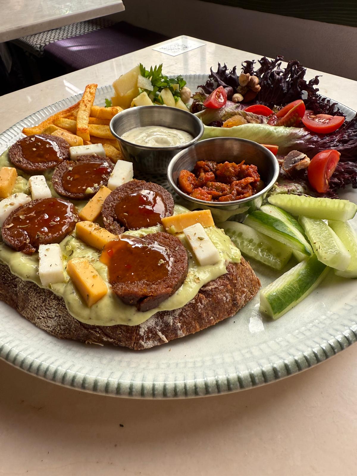 Vegan Ekmek Üstü 2 ( Pesto - Sucuklu )